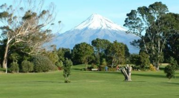 New Plymouth Golf Course with blue sky and snow-peaked Mount Maunga background